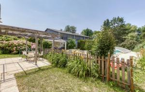 Maisons de vacances Gorgeous Home In Saint-Jean-D-angely : photos des chambres