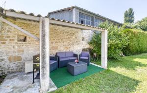 Maisons de vacances Gorgeous Home In Saint-Jean-D-angely : photos des chambres