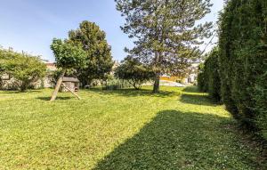 Maisons de vacances Gorgeous Home In Saint-Jean-D-angely : photos des chambres