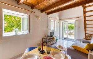 Maisons de vacances Gorgeous Home In Saint-Jean-D-angely : photos des chambres