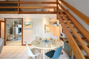 Vauban 125 Courtyard and parking