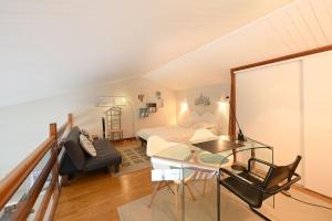 Vauban 125 Courtyard and parking