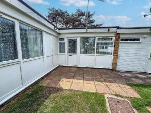Superb Chalet In Nearby Hemsby Beach In Norfolk With Free Wifi Ref 00122Ba