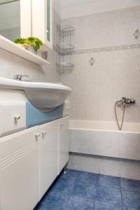 A V G E R I N O S Naxos