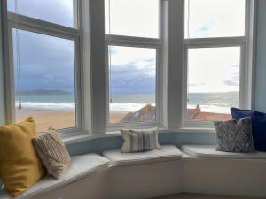 Spacious flat - fabulous sea views & walk to beach