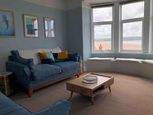Spacious flat - fabulous sea views & walk to beach