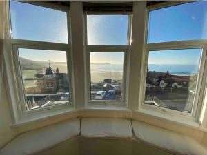 Spacious flat - fabulous sea views & walk to beach