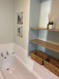 Spacious flat - fabulous sea views & walk to beach