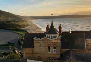 Spacious flat - fabulous sea views & walk to beach