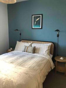 Spacious flat - fabulous sea views & walk to beach