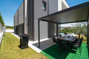 Villa Infinity Gem mit beheizbarem Pool in Medulin, Istrien