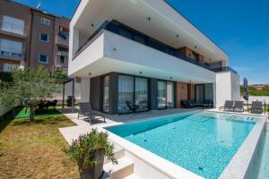 Villa Infinity Gem mit beheizbarem Pool in Medulin, Istrien