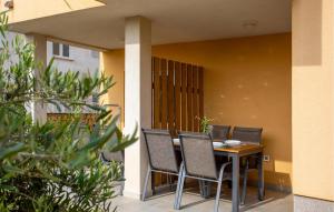 2 Bedroom Gorgeous Apartment In Omisalj 