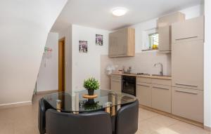 2 Bedroom Gorgeous Apartment In Omisalj