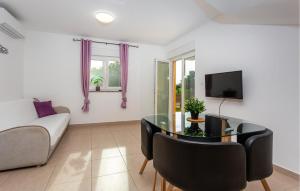 2 Bedroom Gorgeous Apartment In Omisalj