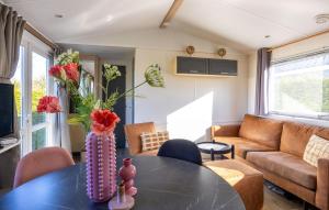 Lovely Home In Tzummarum With Wifi