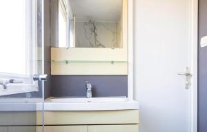 Lovely Home In Tzummarum With Wifi