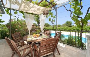 3 Bedroom Beautiful Home In Debeljak