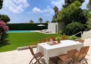 Villa con piscina delante del mar