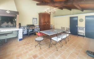 Maisons de vacances Beautiful Home In Laurens : photos des chambres