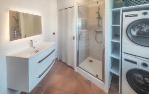 Maisons de vacances Beautiful Home In Laurens : photos des chambres