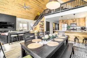 Walk to Trails Modern Munds Park Mountain Retreat