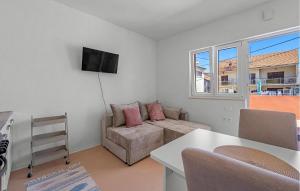 1 Bedroom Lovely Apartment In Brodarica