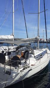 Magnificent sailboat with free parking for cars