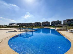 2BR Chalet with Direct Pool Access Ein Bay