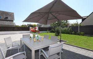 Maisons de vacances Lovely Home In Saint-Meloir-Des-Ondes : photos des chambres