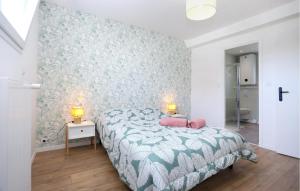 Maisons de vacances Lovely Home In Saint-Meloir-Des-Ondes : photos des chambres