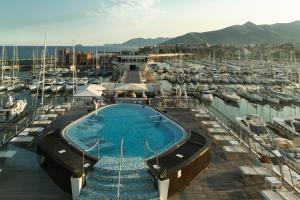 albergo yacht club marina di loano