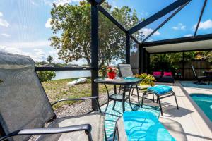 A Splash Of Water - Family-Friendly Retreat with Private Heated Pool and Lakefront View