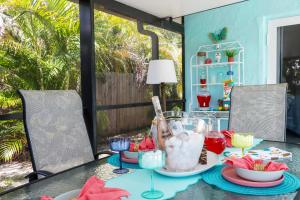 A Splash Of Water - Family-Friendly Retreat with Private Heated Pool and Lakefront View