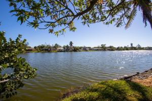 A Splash Of Water - Family-Friendly Retreat with Private Heated Pool and Lakefront View