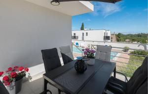 2 Bedroom Gorgeous Apartment In Umag 