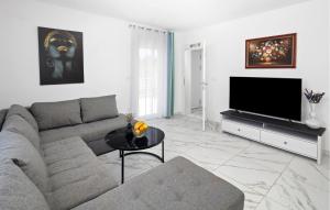 2 Bedroom Gorgeous Apartment In Umag 