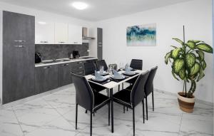 2 Bedroom Gorgeous Apartment In Umag 