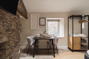 Ferry View Studio with Hot Tub and Parking