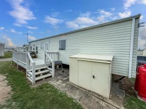 Lovely Caravan With Decking Nearby Scratby Beach In Norfolk Ref 50031J