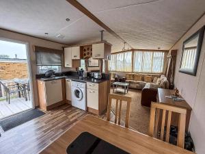 Lovely Caravan With Decking Nearby Scratby Beach In Norfolk Ref 50031J