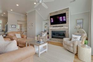 Stunning Views With Pool Family Room Resort Perks