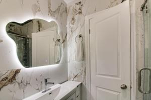 Beautiful house near bluffers beach, 25 minutes to Toronto Downtown, free parking, and wifi