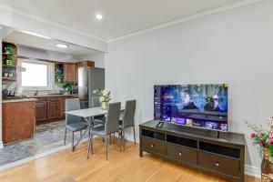 Beautiful house near bluffers beach, 25 minutes to Toronto Downtown, free parking, and wifi