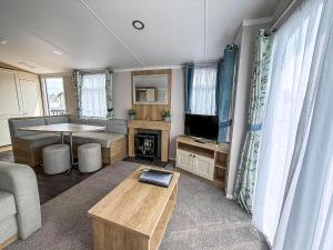 Stunning Caravan With Side Decking Just A Short Walk To Hembsy Beach Ref 00069Ba