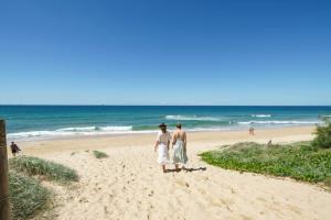 Bluebird Villa - 3min Stroll to Bokarina Beach