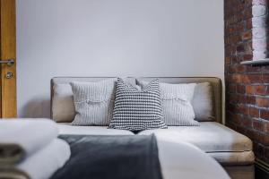 Industrial 2BR Apt, Liverpool City Centre Sleeps 8