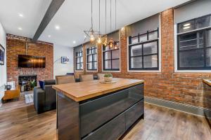 Industrial 2BR Apt, Liverpool City Centre Sleeps 8