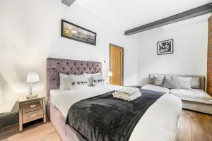 Industrial 2BR Apt, Liverpool City Centre Sleeps 8