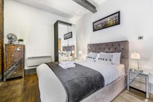 Industrial 2BR Apt, Liverpool City Centre Sleeps 8